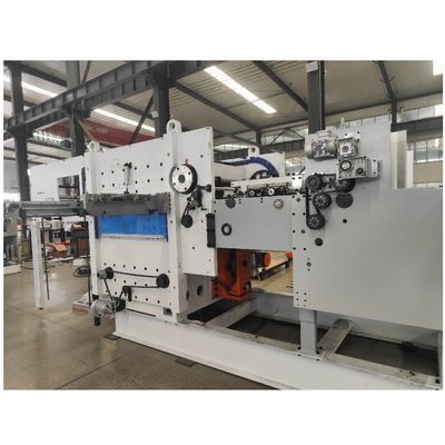 Druckschneidemaschine für die Herstellung von Wellkarton auf der Getränkeverpackungslinie