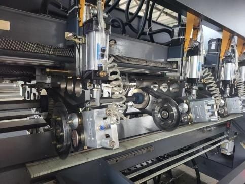 Beste Nc Computer dünne Klinge Slitter Scorer Maschine zum Schneiden von Wellpapier 2500 KG