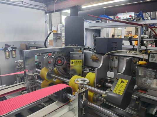 Kleiderhändler für die Verpackung von Kartons