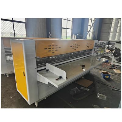 Schneidmaschine mit dünnen Klingen aus Wellkarton mit Kunststofffolie