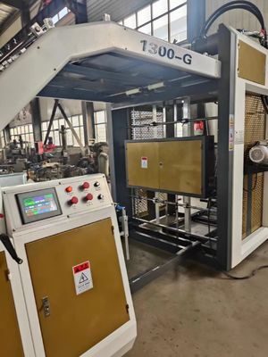 Anpassungsfähige Kartonverarbeitungsmaschine mit Schlitten- und Druckschneidfunktion