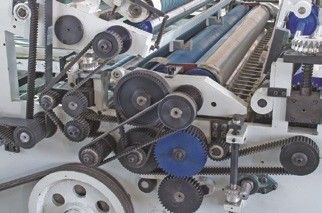 Lamination von Wellpappe zu Pappe mit automatischer Flöten-Lito-Laminationsmaschine