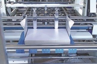 Lamination von Wellpappe zu Pappe mit automatischer Flöten-Lito-Laminationsmaschine